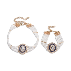 Elegantes mehrlagiges Perlen-Schmuckset mit ovalem Kristall-Anhänger in Goldoptik.