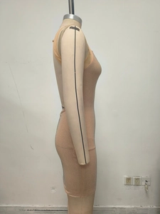 Détail des strass scintillants sur la robe moulante abricot avec dos nu sexy