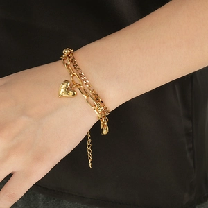 Nahaufnahme des 18K vergoldeten zweilagigen Edelstahl-Armbandes mit Herz-Anhänger