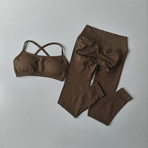 Détails du legging taille haute effet push-up et brassière croisée dans le dos marron foncé