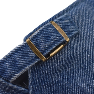 Vue détaillée de la sangle de béret en jean avec boucle en métal cuivre antique