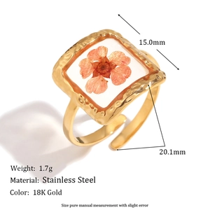 Detail view of 18K gold stainless steel ring with square flower resin and size specs