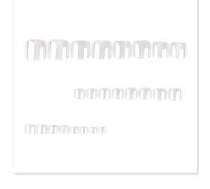 Gedetailleerd overzicht van witte chrome korte vierkante plaknagels voor tenen, diverse maten.