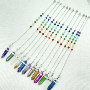 Diverse natuurlijke kristallen zeshoekige hangers met zeven chakra kralenkettingen