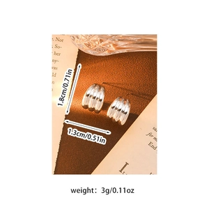 Detailed size specifications for silver vertical stripe acrylic earrings with dimensions