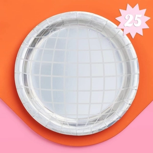 Gros plan d'une assiette en papier disco argentée avec motif à carreaux pour la fête