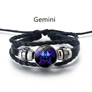 Détail d'un bracelet en cuir tressé avec dôme en verre Gémeaux lumineux et perles en métal