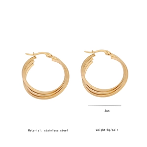 Detail view of 3cm gold C-shaped stainless steel earrings with weight specifications
