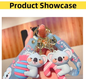 Gros plan de porte-clés koala en PVC avec sacs de bonbons et lanières rayées roses
