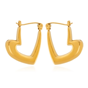 Vue rapprochée des boucles d'oreilles cœur dorées en forme de U avec finition polie lisse