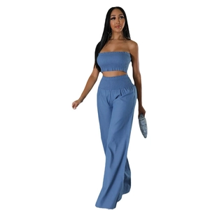 Ensemble deux pièces bleu avec haut court sans bretelles et pantalon large taille haute