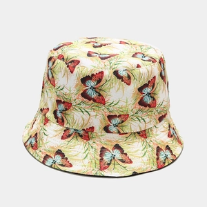 Détail du chapeau bob avec imprimé papillon et texture de toile de coton respirante