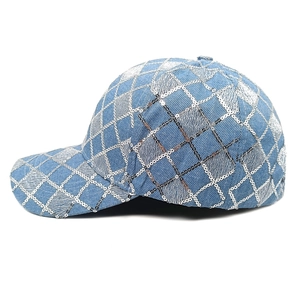 Dettaglio cappellino da baseball in denim azzurro con motivo a rombi di paillettes argento