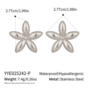 Vue détaillée des boucles d'oreilles fleur argentées de 2,77 cm en acier inoxydable