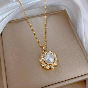 Elegante collana a fiori dorati con perla e ciondolo in zircone scintillante su seta