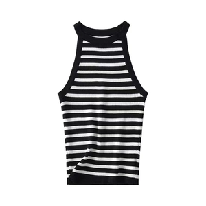 Top a lupetto a righe bianche e nere stile Y2K con trama in maglia a coste vista piatta
