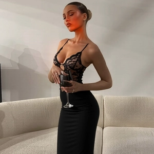 Detaillierte Nahaufnahme des schwarzen Spitzenoberteils und Cut-out-Designs am Kleid