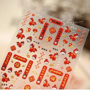 Vue détaillée de stickers ongles 3D en relief avec motifs de chevaux et lanternes festives
