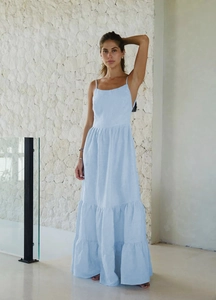 Vue d'ensemble de la robe longue à volants bleu clair avec de fines bretelles