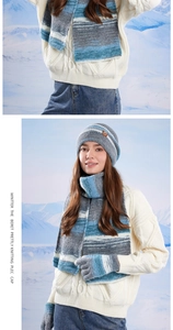 Ensemble d'hiver en tricot avec écharpe rayée bleue, bonnet et gants tactiles