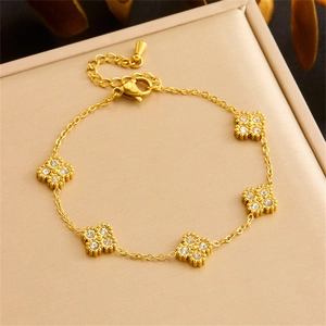 Goldenes Kleeblatt Armband mit weißen Zirkonia auf einer Schmuckschatulle