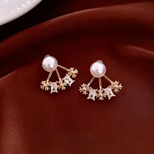 Orecchini a fiore con perle placcati in oro 14k con stelle a croce e zirconi