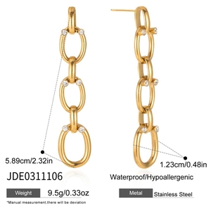 Vue détaillée de boucles d'oreilles en acier doré de 5,89 cm avec strass brillants