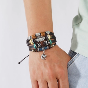 Mehrlagiges Lederarmband mit Herz- und Mondanhängern, Holz- und Türkisperlen am Handgelenk