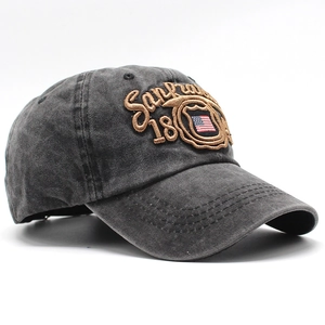 Dettaglio del ricamo San Francisco 18 su cappello in cotone lavato grigio scuro