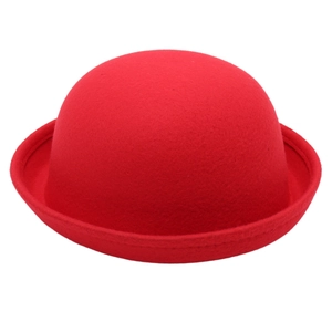 Vue détaillée d'un chapeau melon classique en feutre de laine rouge à bord roulé