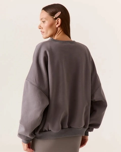 Rückansicht eines Oversized-Sweatshirts in Dunkelgrau mit überschnittenen Schultern