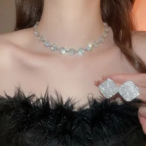 Elegante set di collana e orecchini quadrati con strass scintillanti per occasioni