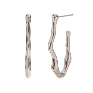 Boucles d'oreilles argentées minimalistes au design de métal liquide irrégulier ondulé
