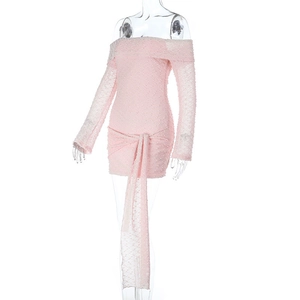 Détail de la robe mini rose à épaules dénudées en tulle à pois avec ruban à la taille