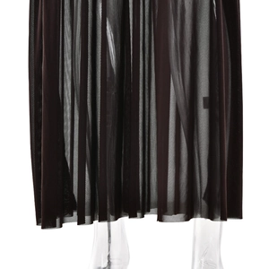 Gros plan sur le tissu en tulle transparent et la texture plissée d'une robe noire