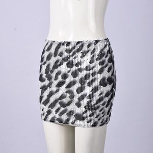 Detalle de lentejuelas de leopardo y textura en la minifalda ajustada bodycon