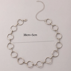 Détail du collier à maillons argentés avec fermoir mousqueton et chaînette de 5cm
