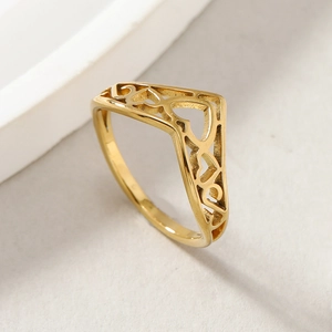 Bague wishbone en V dorée polie avec des motifs de cœur creux sophistiqués