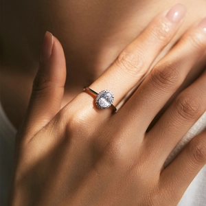 Eleganter s925 Silberring mit ovalem Edelstein und funkelnder Halo-Fassung für Verlobung