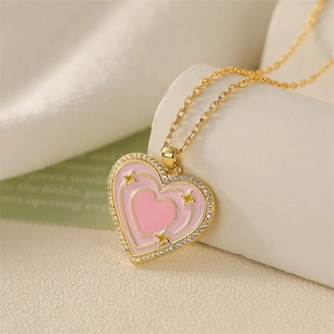 Goldene Herz-Halskette mit rosa Emaille und Zirkonia auf einer goldenen Kette