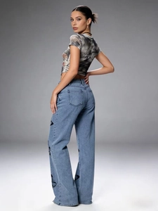 Jean large pour femme avec imprimé papillon et t-shirt court tie-dye en vue complète