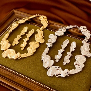Parure de bijoux en métal liquide irrégulier avec collier chaîne et boucles d'oreilles