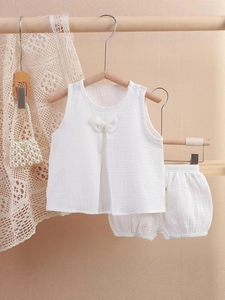 Ensemble bébé 2 pièces en gaze de coton blanc avec haut sans manches et nœud