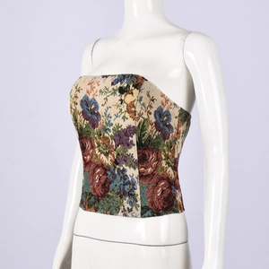 Nahaufnahme der Vintage-Blumenstickerei auf einem beigen Brokat-Bustier-Oberteil