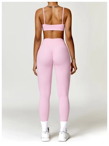 Vue arrière détaillée d'un ensemble de yoga rose avec legging froncé et brassière de sport