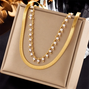 Zweilagige goldene Edelstahlkette mit flacher Schlangenkette und weißen Perlen Details