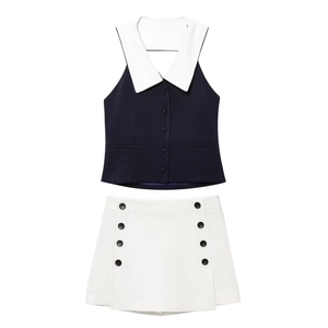 Completo a due pezzi con gilet senza maniche blu navy con revers e minigonna bianca