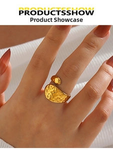 Détail de la bague ajustable dorée avec texture martelée géométrique et finition chic
