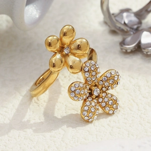 Détail d'une bague double fleur plaquée or 18K avec pavage de zircons étincelants