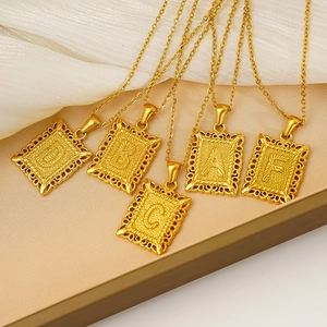 Collier en acier inoxydable plaqué or 18 carats avec pendentif carré lettre alphabet